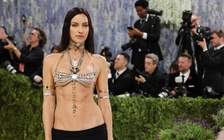 Những bộ trang phục gây tranh cãi, bị chê 'rẻ tiền' tại Met Gala 2026