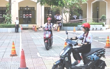 CSGT TP.HCM vào trường dạy học sinh tránh 'điểm mù' xe tải