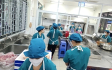 Ngưng suất ăn bán trú vì nghi ngộ độc: Mang cơm nhà hay siết trách nhiệm?