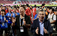 Chủ tịch VFF Trần Quốc Tuấn và HLV Kim Sang-sik dự bốc thăm VCK Asian Cup 2027
