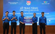 Trao tặng trẻ em vùng biên nhiều công trình an sinh xã hội