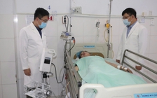 Bác sĩ Bệnh viện Chợ Rẫy đến Phú Quốc trong đêm, cứu công nhân ngã giàn giáo