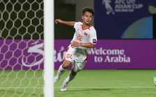 U.17 Việt Nam càng đá càng giống... U.23: HLV Kim Sang-sik tặng áo 'phù thủy' cho Roland