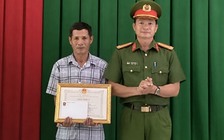 Khen thưởng người lao xuống sông cứu cô gái ở Vĩnh Long