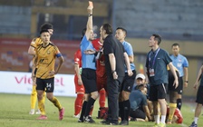 HLV Popov lại phản ứng trọng tài ngoại, dọa rời Thể Công Viettel và V-League: ‘Không bao giờ quay lại đây nữa’