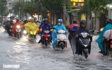 Mưa lớn ở TP.HCM: Nhiều tuyến đường lại ngập sâu, người dân chật vật dắt bộ xe