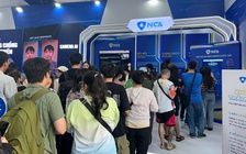 Xếp hàng dài bên trong 'Bức tường An ninh mạng' giữa Phố đi bộ Nguyễn Huệ