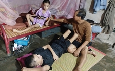 Hai anh em bị bại liệt, ước mơ có xe lăn đến trường
