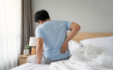 Đau lưng, cứng lưng mỗi sáng: Khi nào là bình thường, khi nào cần đi khám?