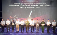 Phó tổng biên tập Báo Thanh Niên nhận Kỷ niệm chương Bảo vệ an ninh Tổ quốc