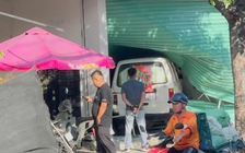 TP.HCM: Xe van lao lên vỉa hè, húc bung cửa cuốn sau tai nạn liên hoàn