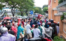 Phụ huynh TP.HCM 'đội nắng', 'hứng mưa', chờ đón con thi lớp 10 đến tối