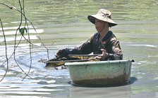 27 năm mưu sinh dưới dòng rạch đen: Chuyện người đàn ông đãi bùn tìm trùn chỉ