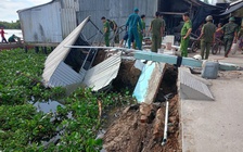An Giang: 3 căn nhà rơi xuống sông Cái do sạt lở