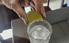 Sáng ly cà phê đặc, trưa cốc chanh đường: Lợi hay hại cho sức khỏe?