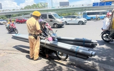 'Hung thần' chở tôn, sắt thép lộng hành trên đường: CSGT TP.HCM ra quân xử lý