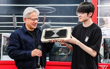 CEO Nvidia gặp Faker tại Hàn Quốc, tặng RTX 5090 cho người hâm mộ