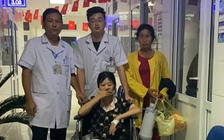 Bệnh viện điều bác sĩ và xe cứu thương đưa một thí sinh đi thi vào lớp 10