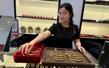Vì sao giá vàng trong nước 'sập' mạnh dù thế giới lình xình?