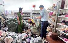 Khởi tố 2 bị can buôn bán hàng giả gắn mác các thương hiệu nổi tiếng