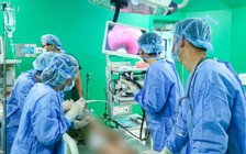 Nuốt khuyên tai sắc nhọn do mẹ để quên, bé gái 11 tháng tuổi phải nội soi