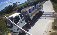 Vượt rào chắn đường sắt, tài xế đối diện mức phạt 42 triệu, tước bằng lái