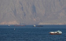 Iran đóng cửa eo biển Hormuz, bắn cảnh cáo tàu đi sai luồng