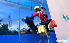 Lau kính nhà cao tầng: Nghề đặc biệt của những 'người nhện'