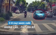 Ô tô con chạy ngược chiều, vẫn nghiêm túc dừng chờ đèn đỏ trên phố