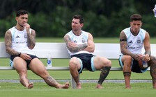 Messi có hành động lạ khi vào chung kết World Cup, gặp  trọng tài từng không đem lại may mắn