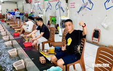 Đi câu giữa lòng thành phố, 'chiến lợi phẩm' là những con tôm càng xanh to đùng