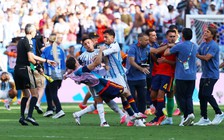 Thua cay đắng Tây Ban Nha ở chung kết World Cup, cầu thủ Argentina gây ra cảnh xô xát