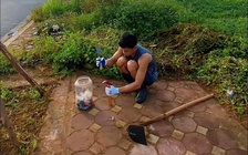 Chàng trai ngày nào cũng mang cuốc, xẻng ra đường làm điều không ai ngờ đến