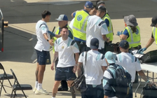 Xuất hiện hình ảnh Messi bật cười gây bão mạng khi được kiểm tra an ninh cực kỳ gắt gao