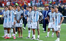 Đội tuyển Argentina trở về nước trong cơn đượm buồn, tại sao Messi ở lại Mỹ?