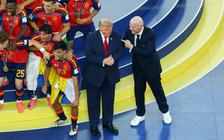 Khoảnh khắc gây bão mạng: Tổng thống Trump ‘chiếm sóng’ nhà vô địch Tây Ban Nha, Chủ tịch FIFA bối rối