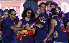 Thực hư chuyện cầu thủ Tây Ban Nha đựng cúp vàng World Cup trong túi ni lông