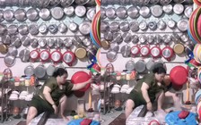 Căn nhà treo gần 200 món đồ bếp: Lý do khiến nhiều người bật cười