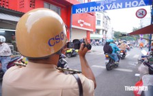 Qua giao lộ ở TP.HCM, nhiều tài xế bị phạt vì đi theo xe bên cạnh