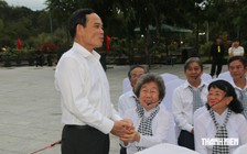 Bí thư Thành ủy TP.HCM Trần Lưu Quang thắp nến tri ân ở Nghĩa trang Hàng Dương