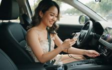 Cắm sạc điện thoại trên ô tô có khiến xe tốn xăng hơn?