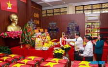 Chủ tịch Quốc hội Trần Thanh Mẫn dâng hương anh hùng liệt sĩ tại công viên Lê Thị Riêng