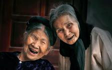 Người nghệ sĩ thương binh và bộ ảnh răng đen độc nhất vô nhị