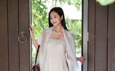 Khăn lụa trở thành 'ngôn ngữ' mới của thời trang đường phố