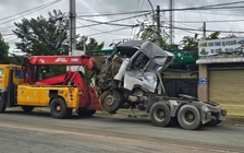 TP.HCM: Xe đầu kéo 'đấu đầu' xe tải cẩu, 2 người kẹt trong ca bin