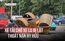 Hy hữu: Xe tải chở xe lu bất ngờ lật trên đường, 2 người thoát nạn gang tấc