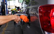Giá xăng dầu hôm nay 31.7.2026: Xăng E10 vừa được điều chỉnh tăng gần 1.500 đồng/lít