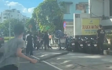 Xôn xao clip nhóm thanh thiếu niên đánh nhau loạn xạ trên đường