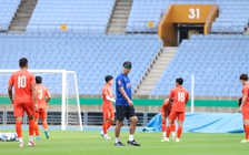HLV Kim Sang-sik 'soi' kỹ từng vị trí trước trận đầu tiên tại Hàn Quốc, sao 1,95 m hé lộ một điều…