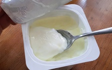 Lớp nước trên sữa chua chứa gì mà chuyên gia khuyên đừng bỏ?